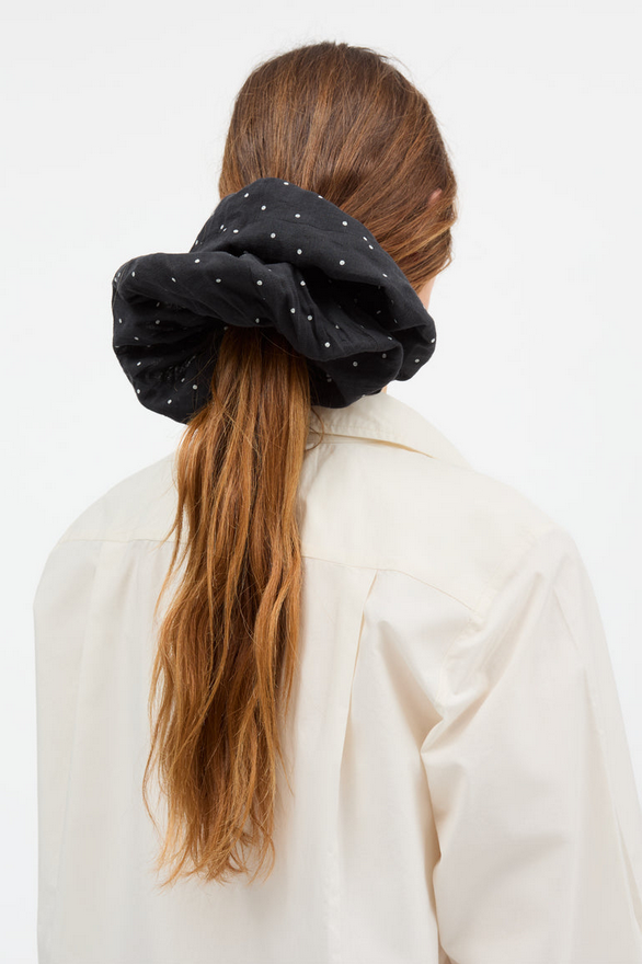 SKALL  hárskraut Big scrunchie Black/white dot
