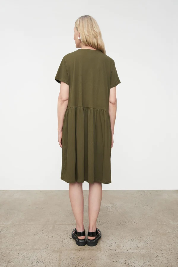 KOWTOW Kjóll GATHER TEE DRESS MOSS