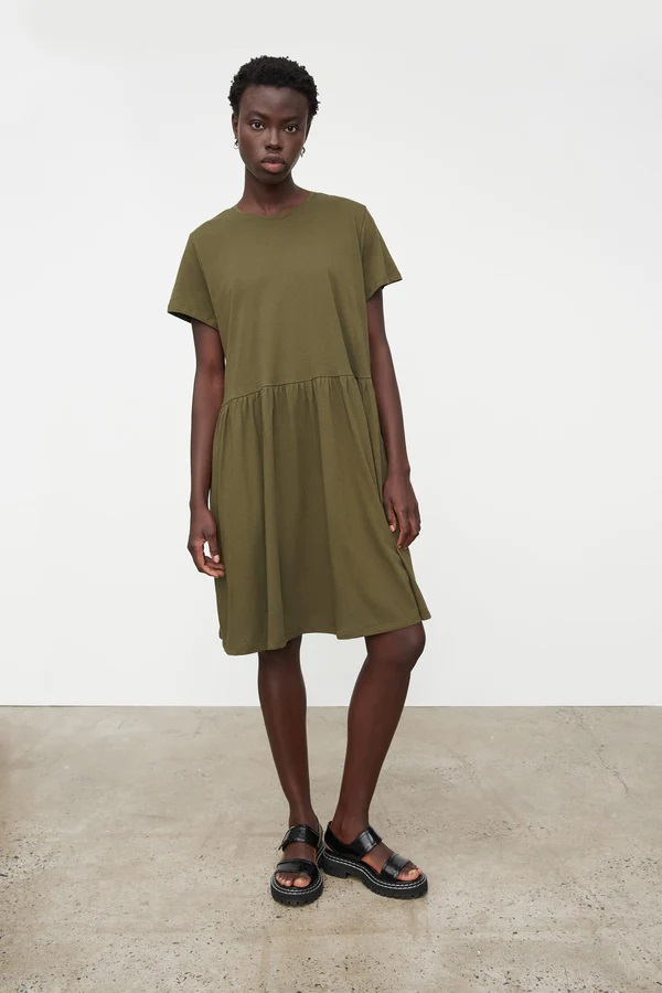 KOWTOW Kjóll GATHER TEE DRESS MOSS