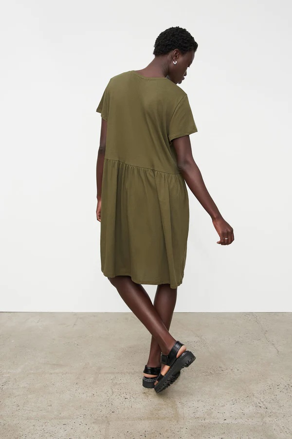 KOWTOW Kjóll GATHER TEE DRESS MOSS