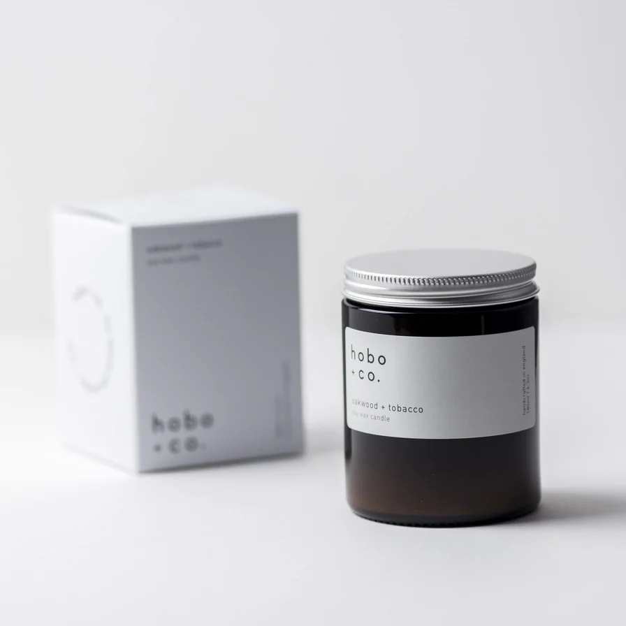 Hobo + co - kerti Oakwood + Tobacco Medium Soy Candle