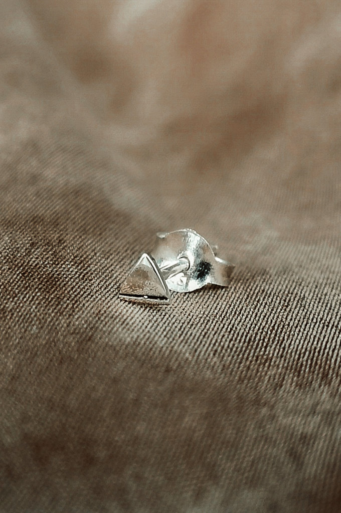 Taj Amsterdam lokkur Single Tiny Stud Talamh Silver