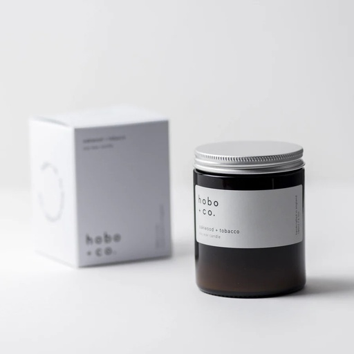 Hobo + co - kerti Oakwood + Tobacco Medium Soy Candle