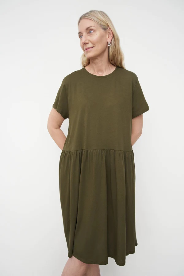 KOWTOW Kjóll GATHER TEE DRESS MOSS